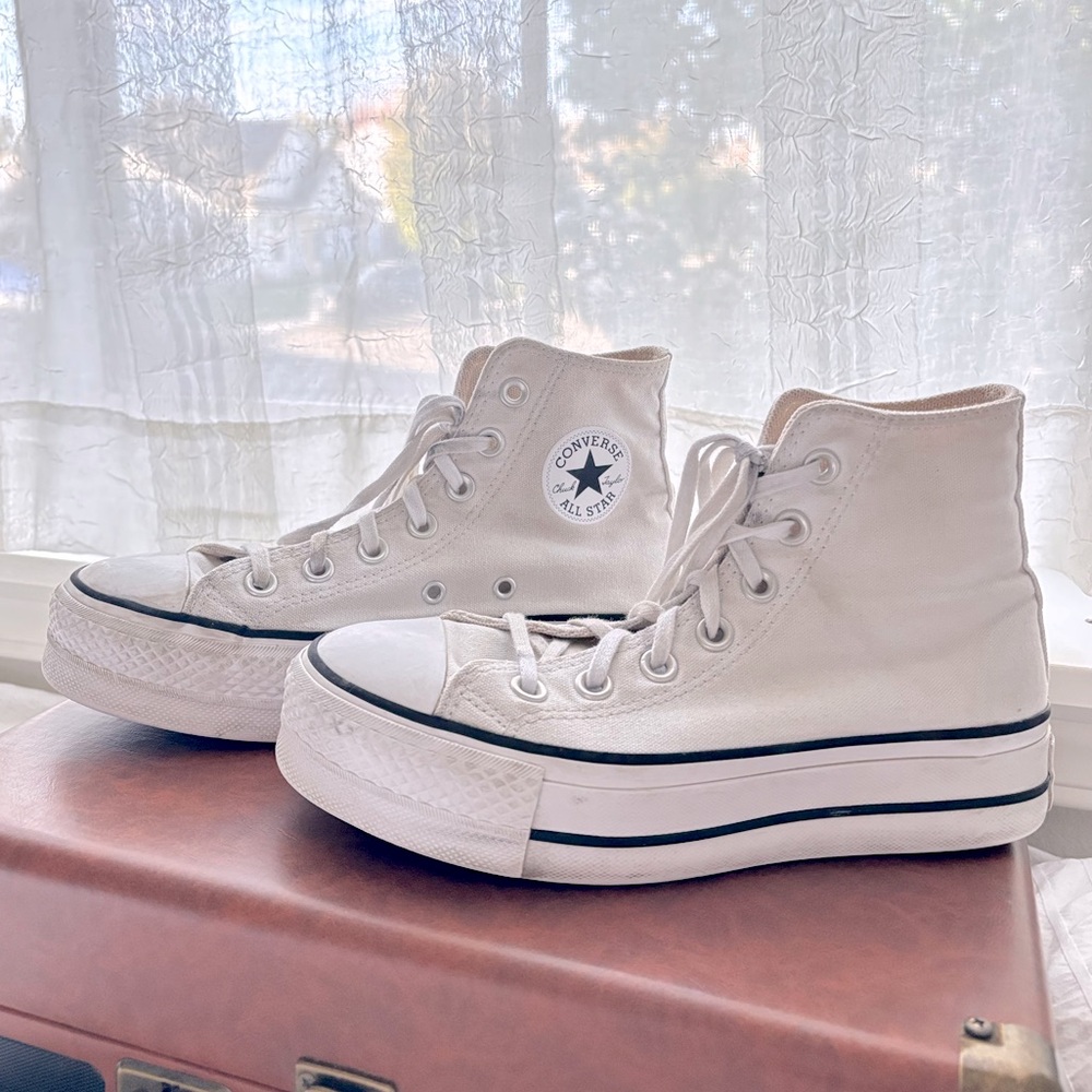 CONVERSE Chuck Taylor women’s size 5